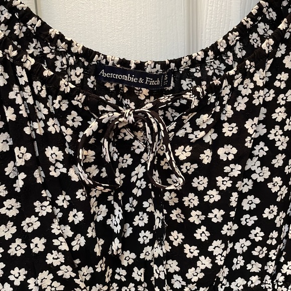Abercrombie and Fitch black and white floral  top size XS - Picture 5 of 7